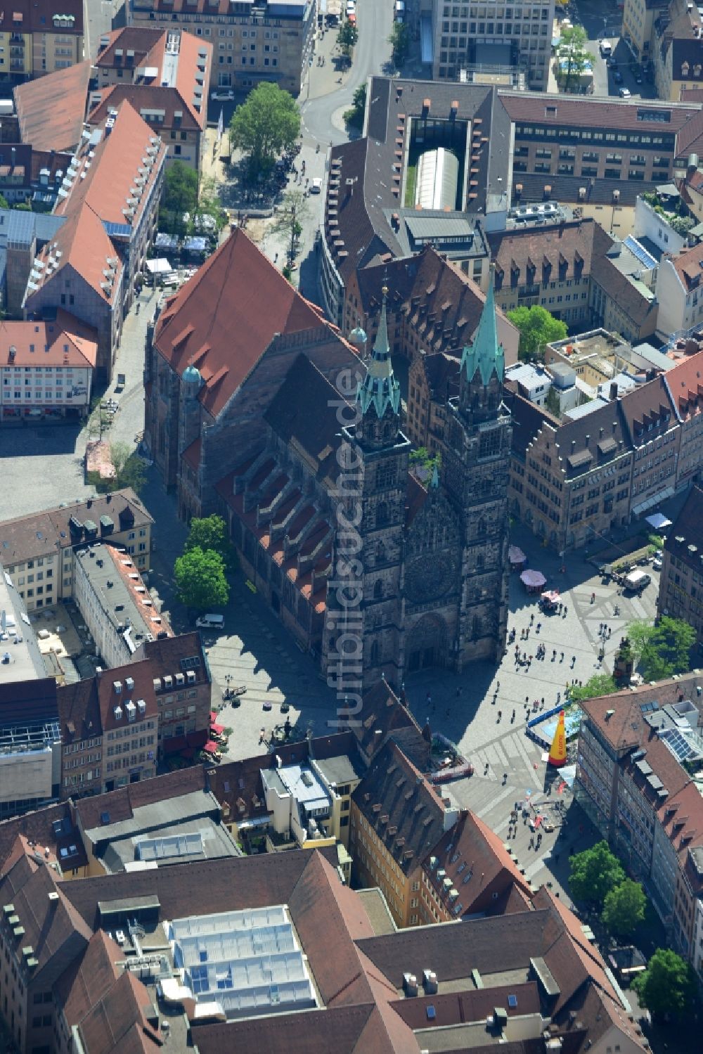 Luftaufnahme Nürnberg - Kirchengebäude St. Lorenz - Lorenzkirche in Nürnberg im Bundesland Bayern, Deutschland