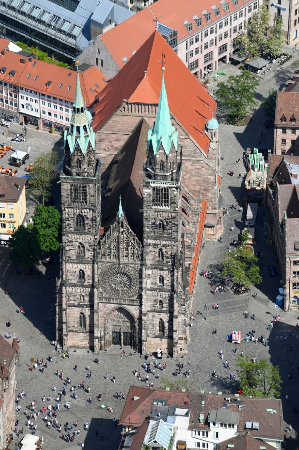 Nürnberg von oben - Kirchengebäude St. Lorenz - Lorenzkirche in Nürnberg im Bundesland Bayern, Deutschland