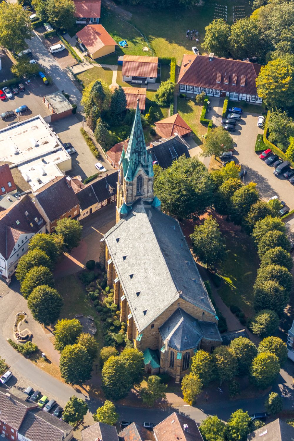 Harsewinkel von oben - Kirchengebäude St. Lucia in Harsewinkel im Bundesland Nordrhein-Westfalen, Deutschland