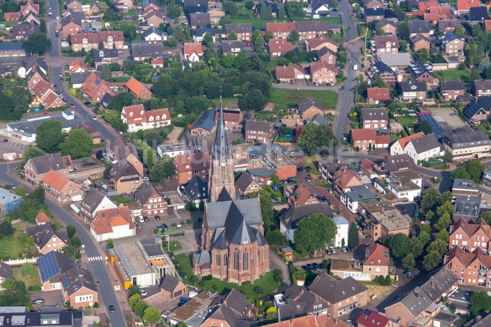 Borken aus der Vogelperspektive: Kirchengebäude St. Ludgerus Weseke in Borken im Bundesland Nordrhein-Westfalen, Deutschland