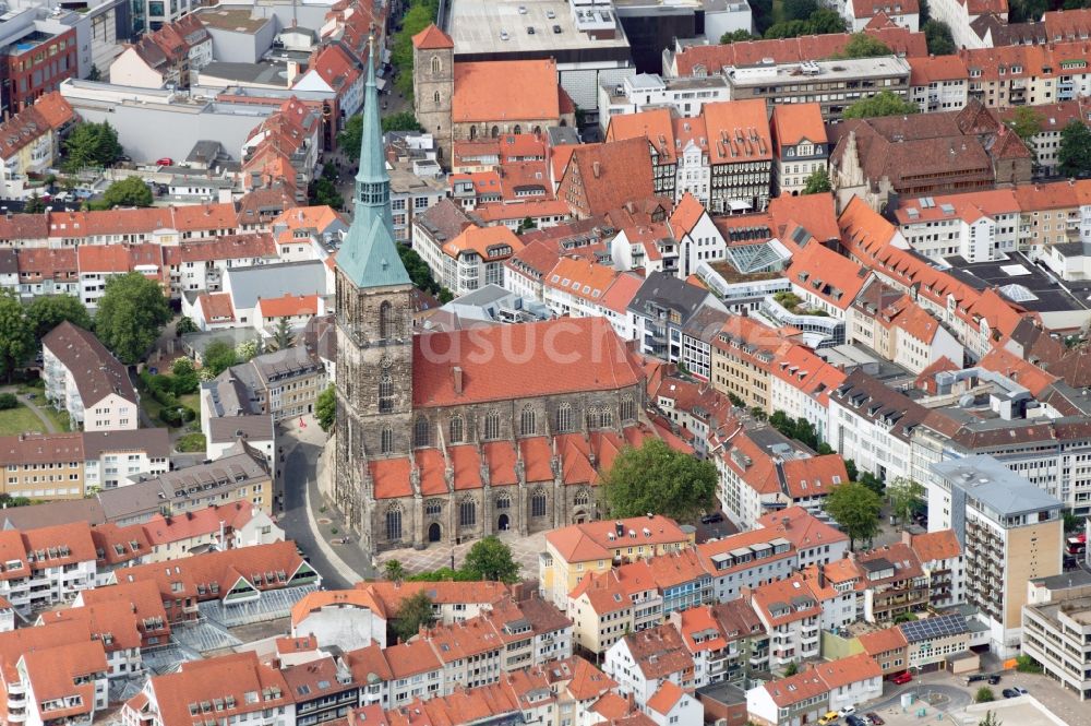 Hildesheim von oben - Kirchengebäude Ev.-luth. St.-Andreas-Kirche im Altstadt- Zentrum in Hildesheim im Bundesland Niedersachsen