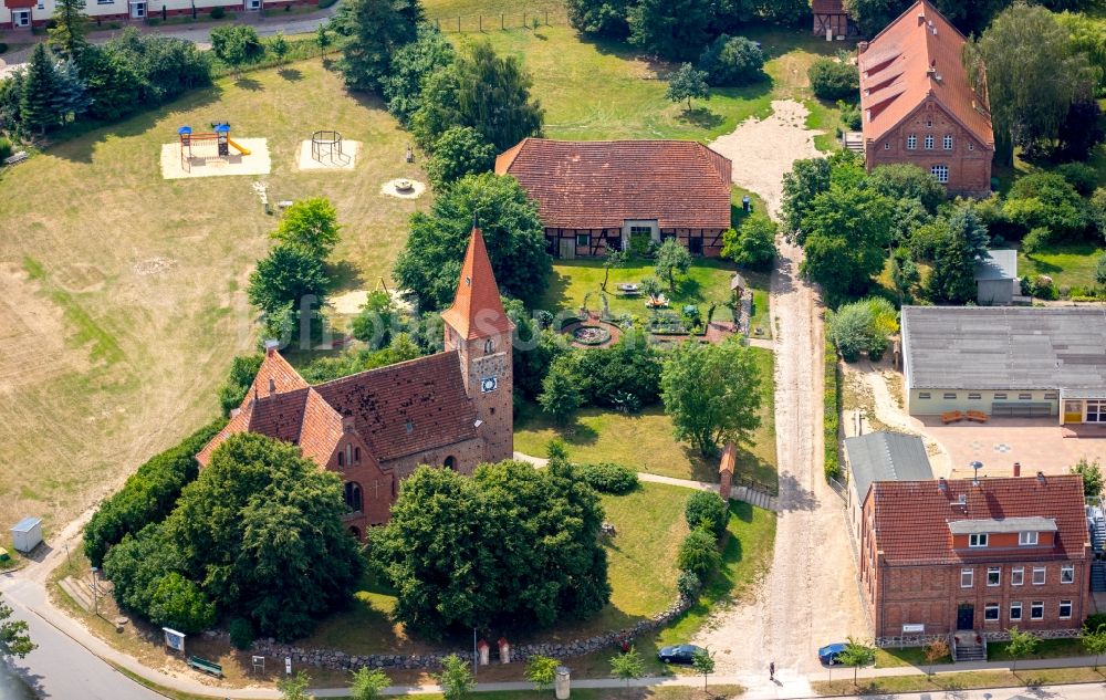 Gielow von oben - Kirchengebäude der Ev.-Luth. Kirchengemeinde Gielow in Gielow im Bundesland Mecklenburg-Vorpommern