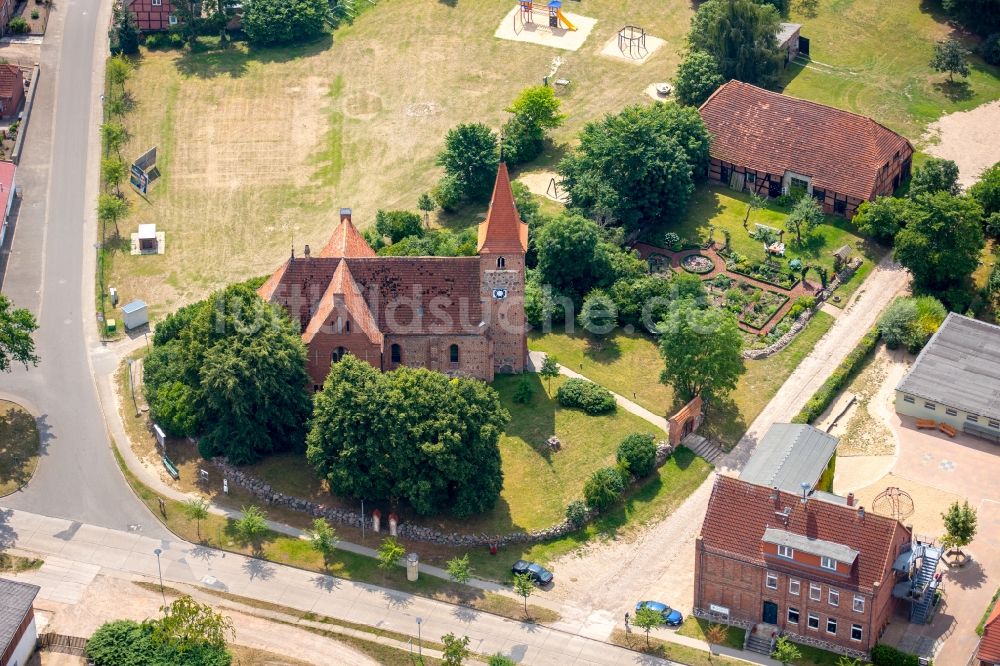 Gielow aus der Vogelperspektive: Kirchengebäude der Ev.-Luth. Kirchengemeinde Gielow in Gielow im Bundesland Mecklenburg-Vorpommern