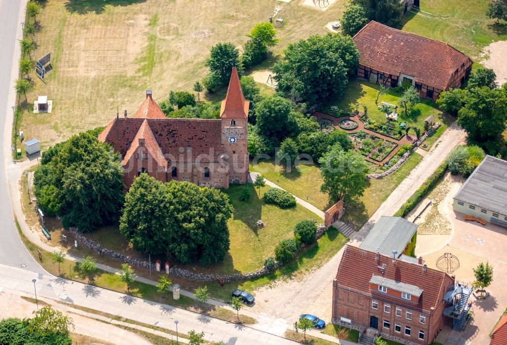 Luftbild Gielow - Kirchengebäude der Ev.-Luth. Kirchengemeinde Gielow in Gielow im Bundesland Mecklenburg-Vorpommern