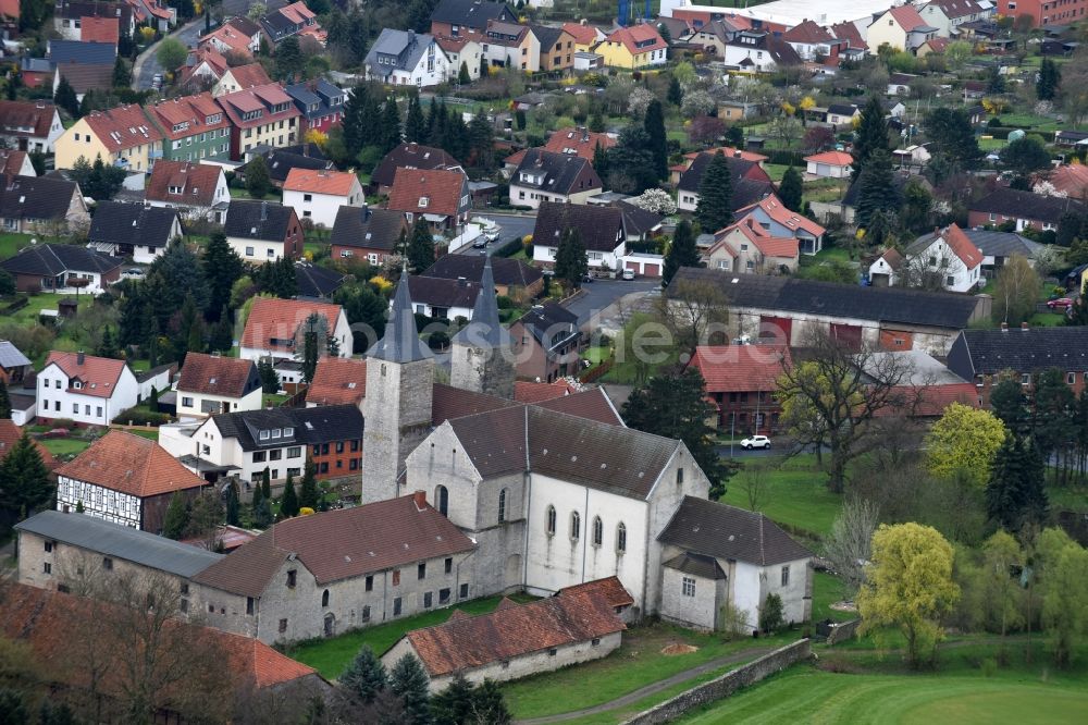 Luftaufnahme Schöningen - Kirchengebäude der Ev. - luth. Kirchengemeinde St. Lorenz an der Klosterfreiheit in Schöningen im Bundesland Niedersachsen