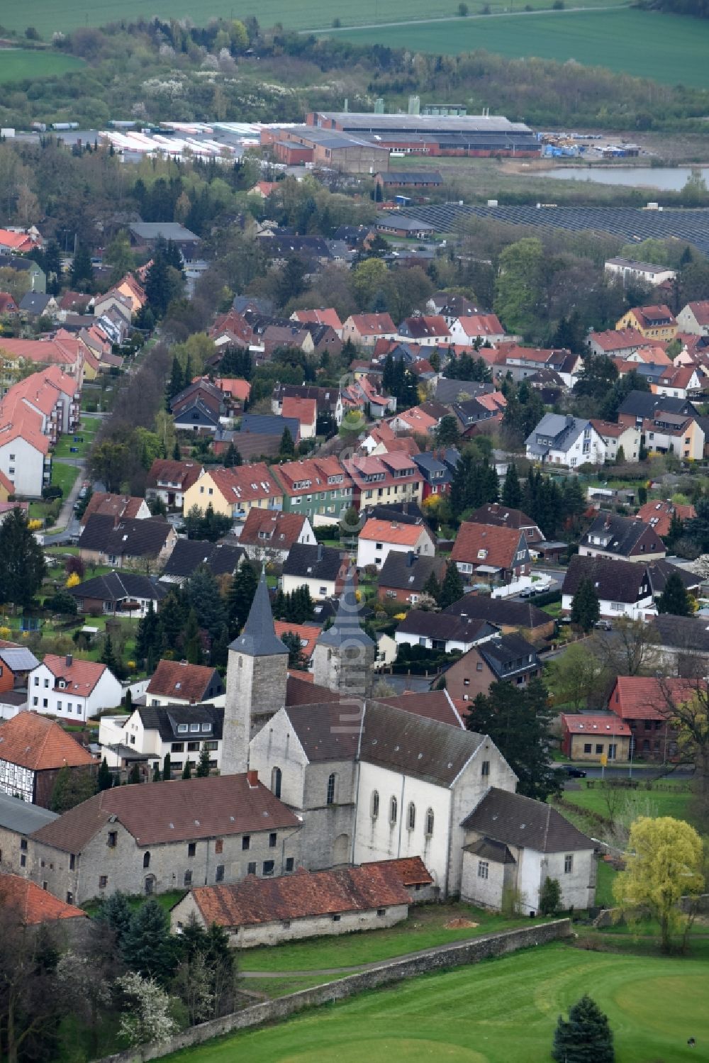 Schöningen aus der Vogelperspektive: Kirchengebäude der Ev. - luth. Kirchengemeinde St. Lorenz an der Klosterfreiheit in Schöningen im Bundesland Niedersachsen