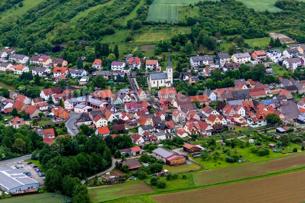 Luftbild Arnstein - Kirchengebäude von St. Margareta in der Dorfmitte im Ortsteil Heugrumbach in Arnstein im Bundesland Bayern, Deutschland