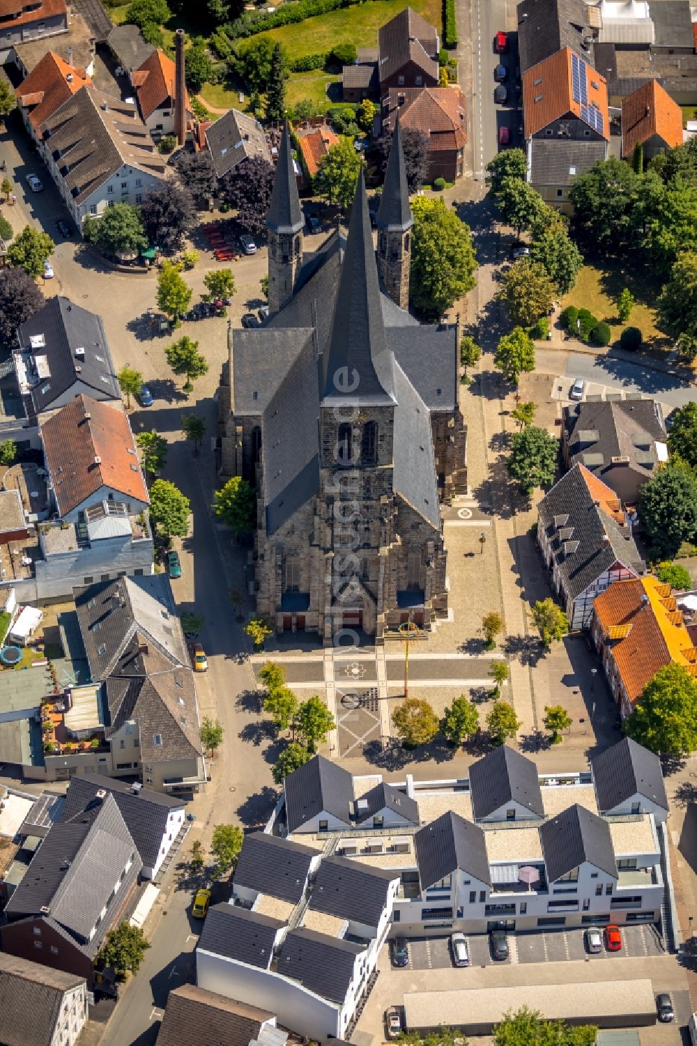 Luftaufnahme Wadersloh - Kirchengebäude der St. Margareta am Kirchplatz in Wadersloh im Bundesland Nordrhein-Westfalen, Deutschland