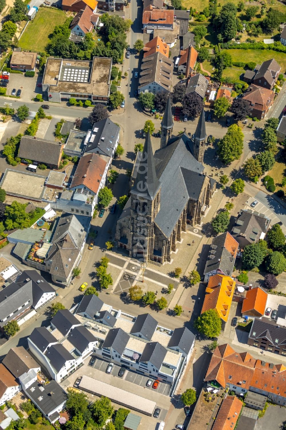 Wadersloh aus der Vogelperspektive: Kirchengebäude der St. Margareta am Kirchplatz in Wadersloh im Bundesland Nordrhein-Westfalen, Deutschland