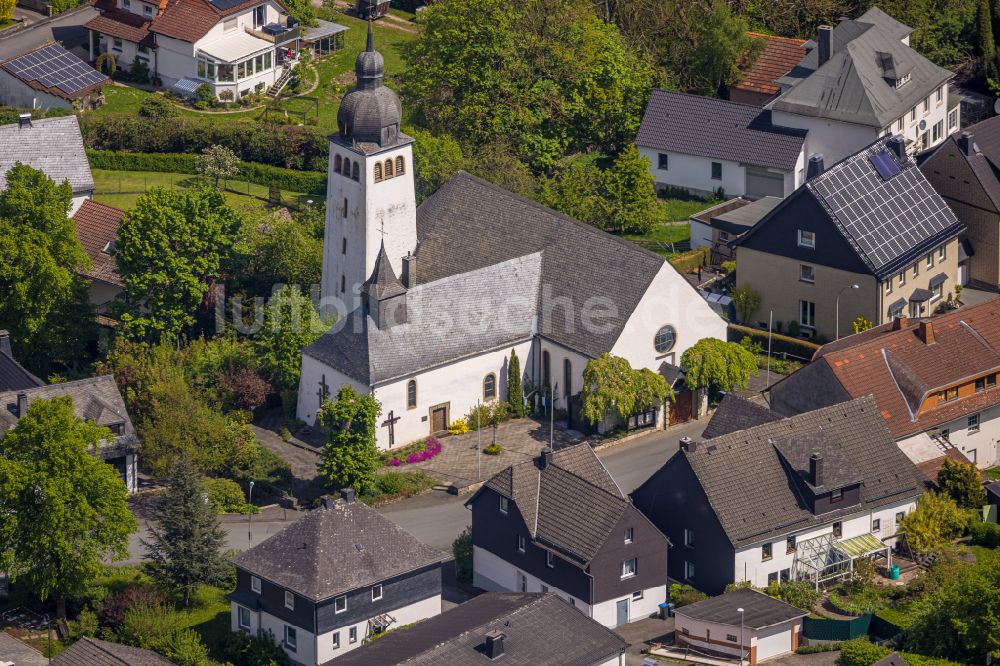 Hoppecke von oben - Kirchengebäude Mariä Heimsuchung in Hoppecke im Bundesland Nordrhein-Westfalen, Deutschland