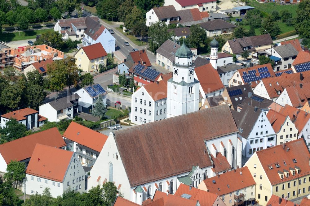 Höchstädt von oben - Kirchengebäude der Mariä Himmerlfahrt in Höchstädt im Bundesland Bayern