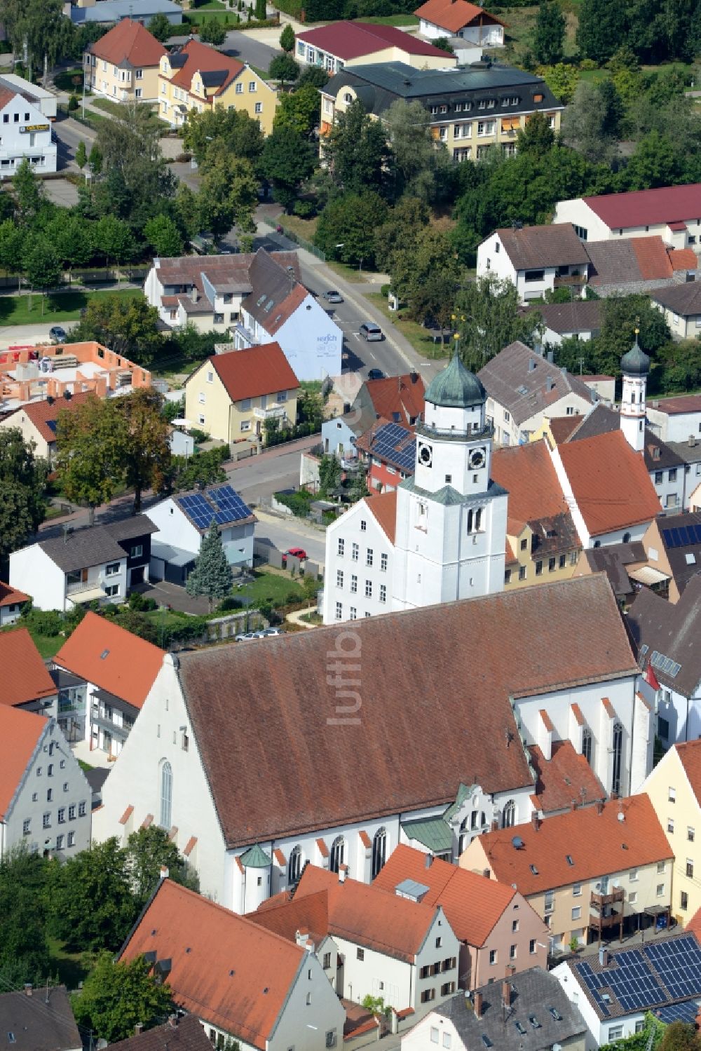 Höchstädt aus der Vogelperspektive: Kirchengebäude der Mariä Himmerlfahrt in Höchstädt im Bundesland Bayern