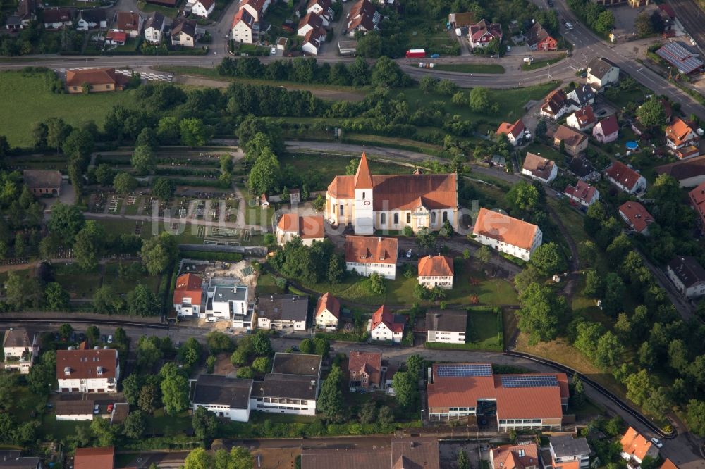 Luftaufnahme Aalen - Kirchengebäude St. Maria in der Dorfmitte im Ortsteil Unterkochen in Aalen im Bundesland Baden-Württemberg, Deutschland