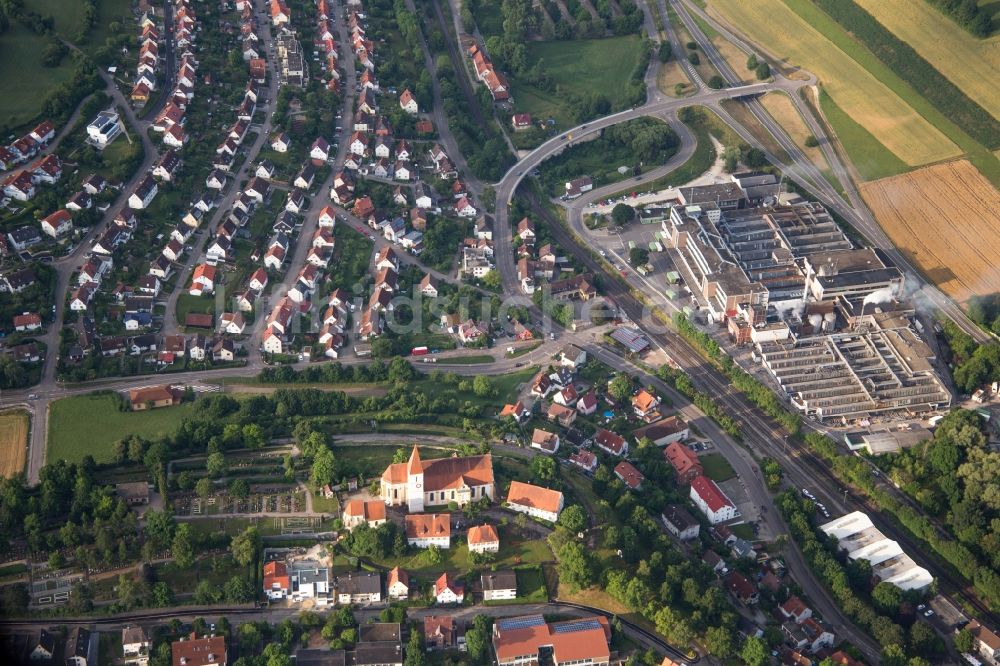 Aalen von oben - Kirchengebäude St. Maria in der Dorfmitte im Ortsteil Unterkochen in Aalen im Bundesland Baden-Württemberg, Deutschland