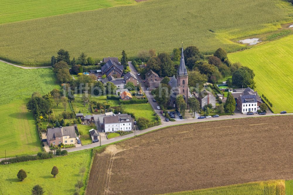 Luftbild Dornbusch - Kirchengebäude St. Maria Hilfe d. Christen in der Dorfmitte in Dornbusch im Bundesland Nordrhein-Westfalen, Deutschland