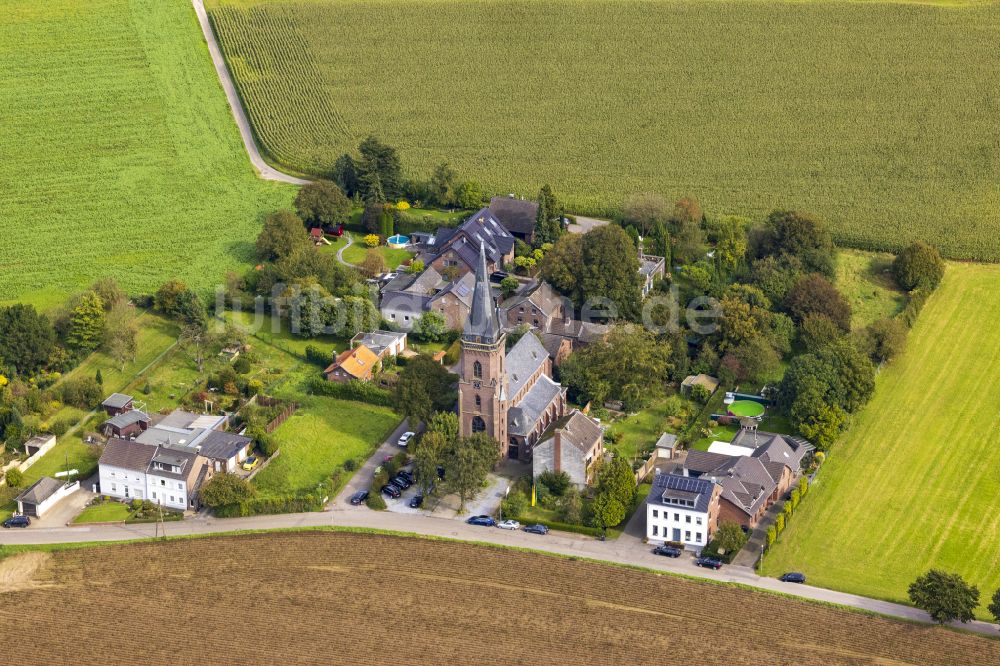 Luftaufnahme Dornbusch - Kirchengebäude St. Maria Hilfe d. Christen in der Dorfmitte in Dornbusch im Bundesland Nordrhein-Westfalen, Deutschland