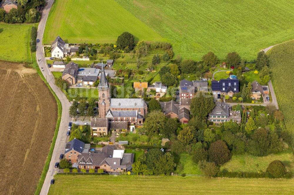 Dornbusch von oben - Kirchengebäude St. Maria Hilfe d. Christen in der Dorfmitte in Dornbusch im Bundesland Nordrhein-Westfalen, Deutschland