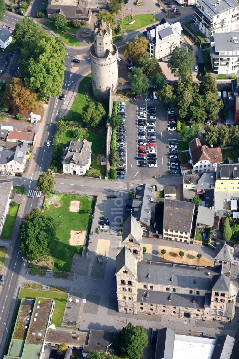 Andernach von oben - Kirchengebäude Maria Himmelfahrt an der Agrippastraße im Altstadt- Zentrum in Andernach im Bundesland Rheinland-Pfalz, Deutschland