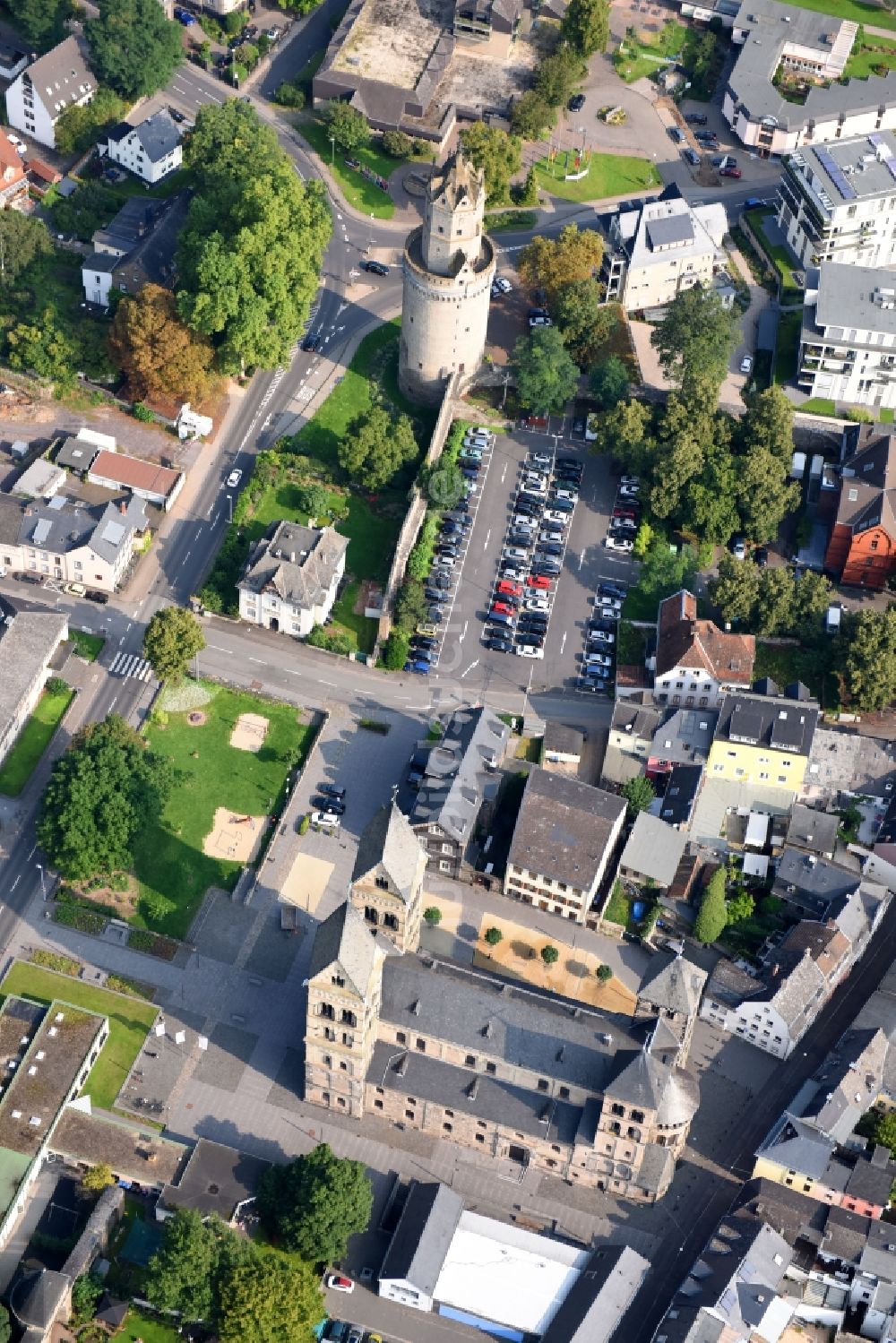 Andernach aus der Vogelperspektive: Kirchengebäude Maria Himmelfahrt an der Agrippastraße im Altstadt- Zentrum in Andernach im Bundesland Rheinland-Pfalz, Deutschland