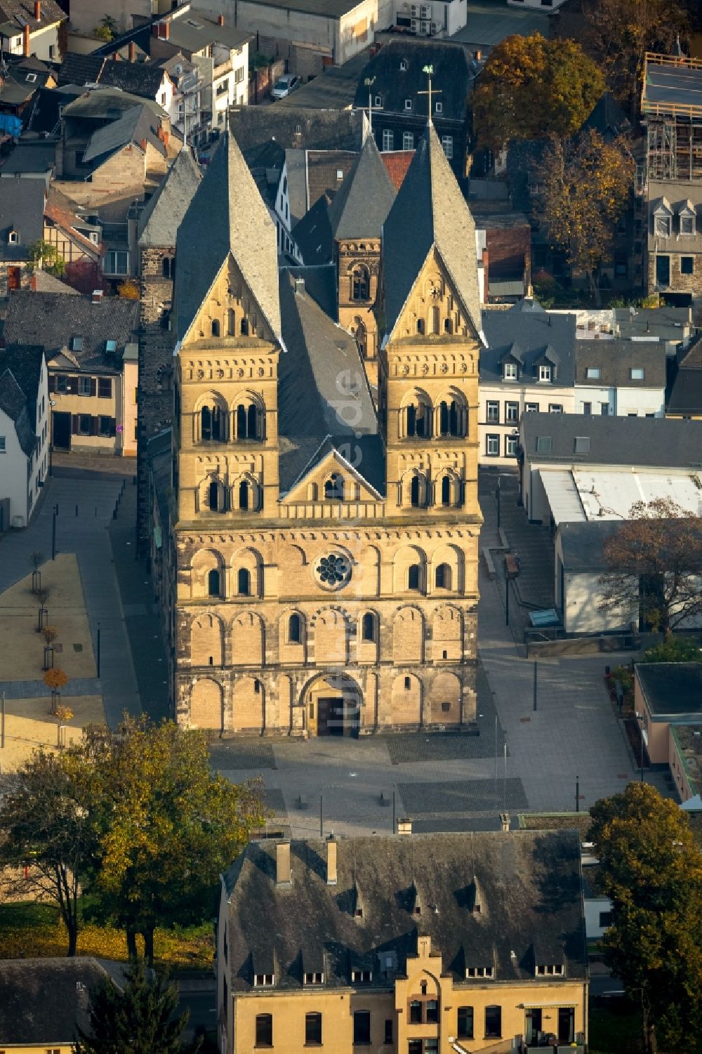 Luftaufnahme Andernach - Kirchengebäude der Maria Himmelfahrt Liebfrauenkirche – Mariendom in Andernach im Bundesland Rheinland-Pfalz