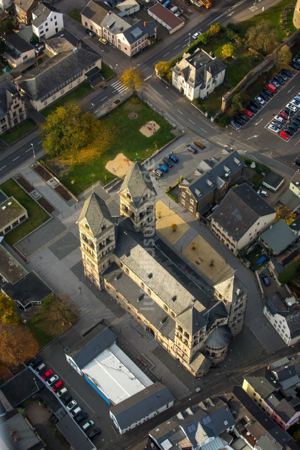 Luftbild Andernach - Kirchengebäude der Maria Himmelfahrt Liebfrauenkirche – Mariendom in Andernach im Bundesland Rheinland-Pfalz