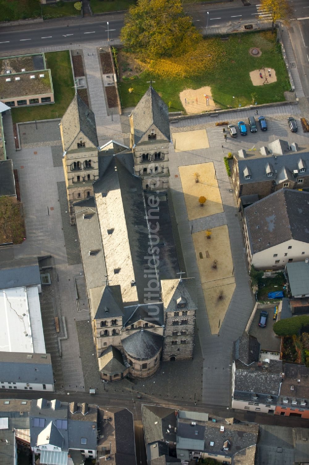 Luftaufnahme Andernach - Kirchengebäude der Maria Himmelfahrt Liebfrauenkirche – Mariendom in Andernach im Bundesland Rheinland-Pfalz