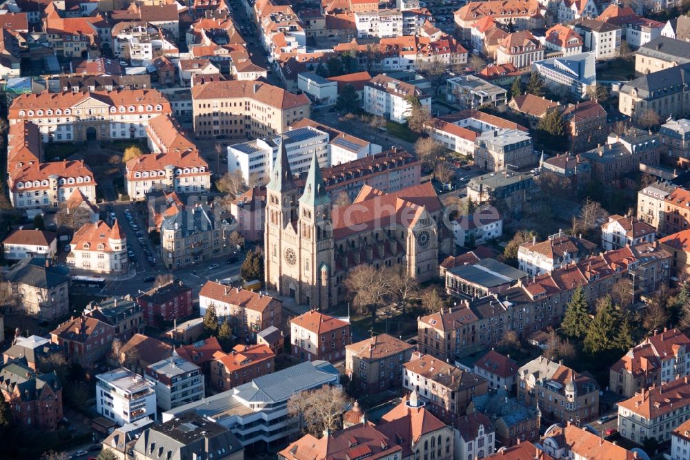 Landau in der Pfalz aus der Vogelperspektive: Kirchengebäude der St. Maria in Landau in der Pfalz im Bundesland Rheinland-Pfalz