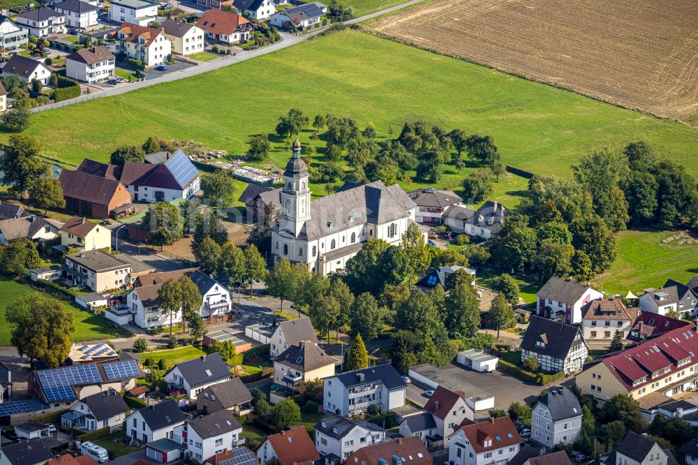 Luftaufnahme Arnsberg - Kirchengebäude der St. Maria Magdalena an der Lindenstraße im Ortsteil Bruchhausen in Arnsberg im Bundesland Nordrhein-Westfalen, Deutschland