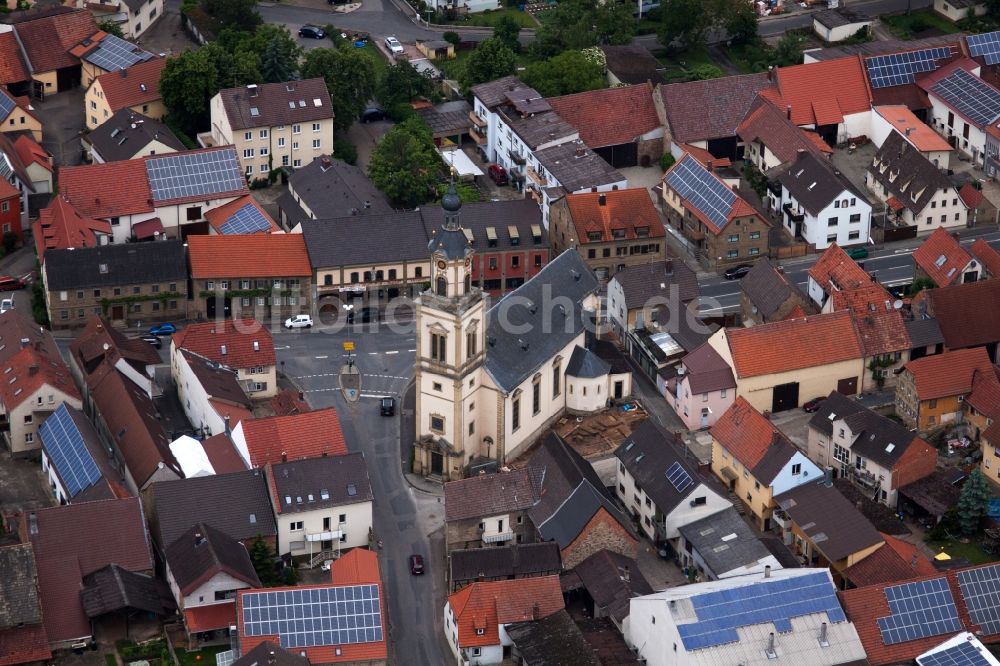 Luftaufnahme Bergrheinfeld - Kirchengebäude der Maria Schmerz in der Dorfmitte in Bergrheinfeld im Bundesland Bayern