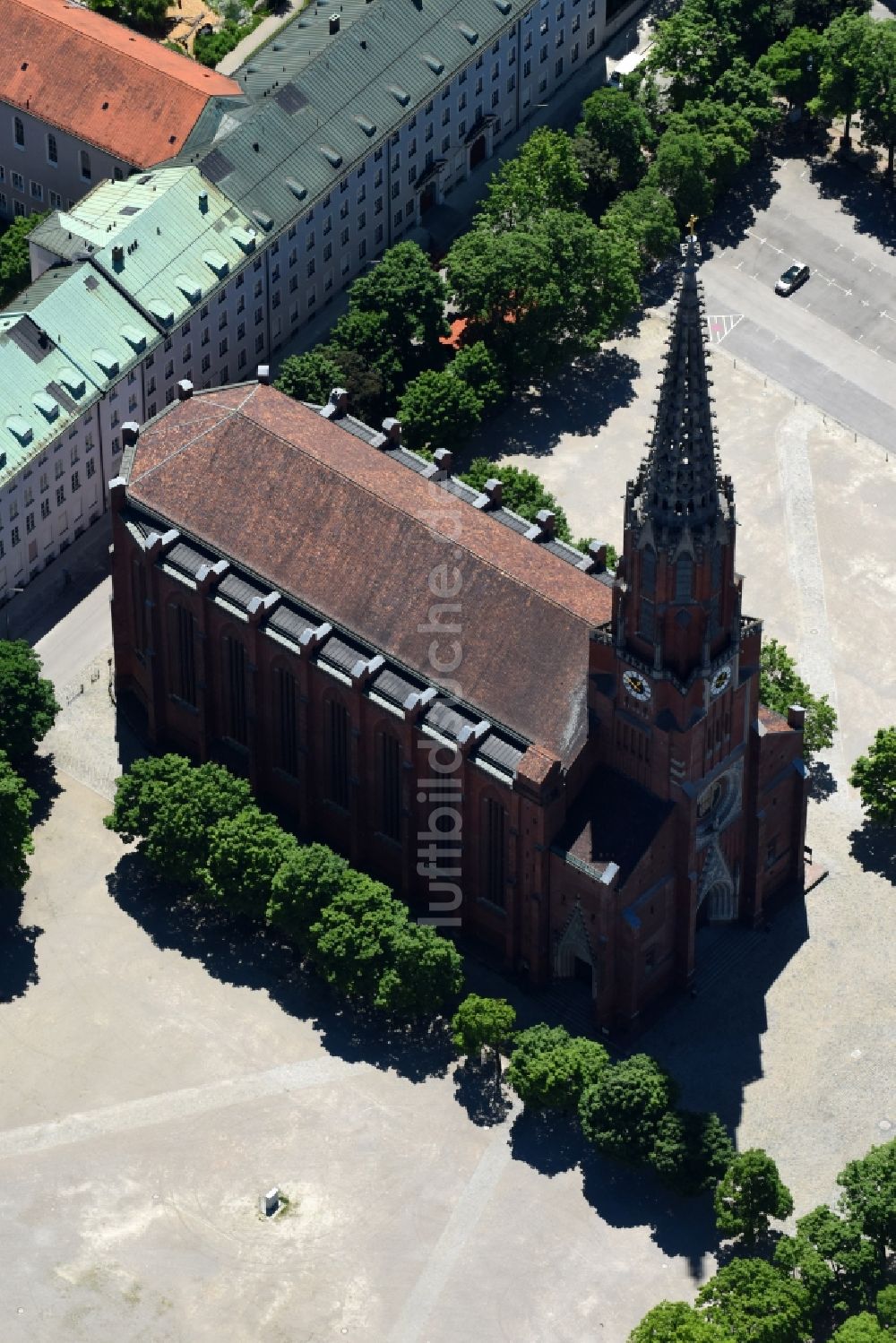 München aus der Vogelperspektive: Kirchengebäude der Mariahilfkirche am Mariahilfplatz im Ortsteil Au-Haidhausen in München im Bundesland Bayern, Deutschland