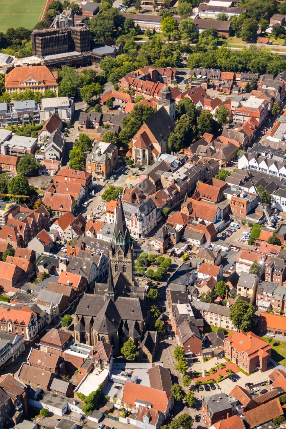 Ahlen von oben - Kirchengebäude der St. Marien in Ahlen im Bundesland Nordrhein-Westfalen, Deutschland