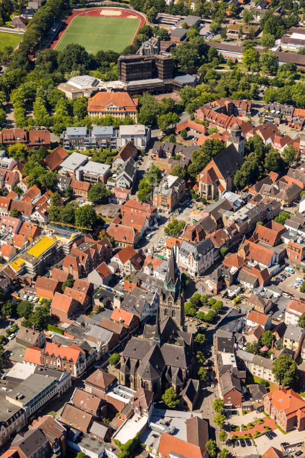 Ahlen aus der Vogelperspektive: Kirchengebäude der St. Marien in Ahlen im Bundesland Nordrhein-Westfalen, Deutschland