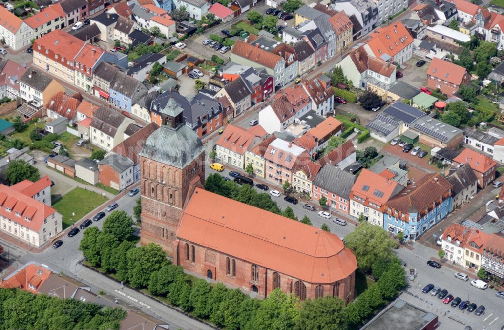 Luftaufnahme Ribnitz-Damgarten - Kirchengebäude St. Marien im Altstadt- Zentrum in Ribnitz-Damgarten im Bundesland Mecklenburg-Vorpommern, Deutschland