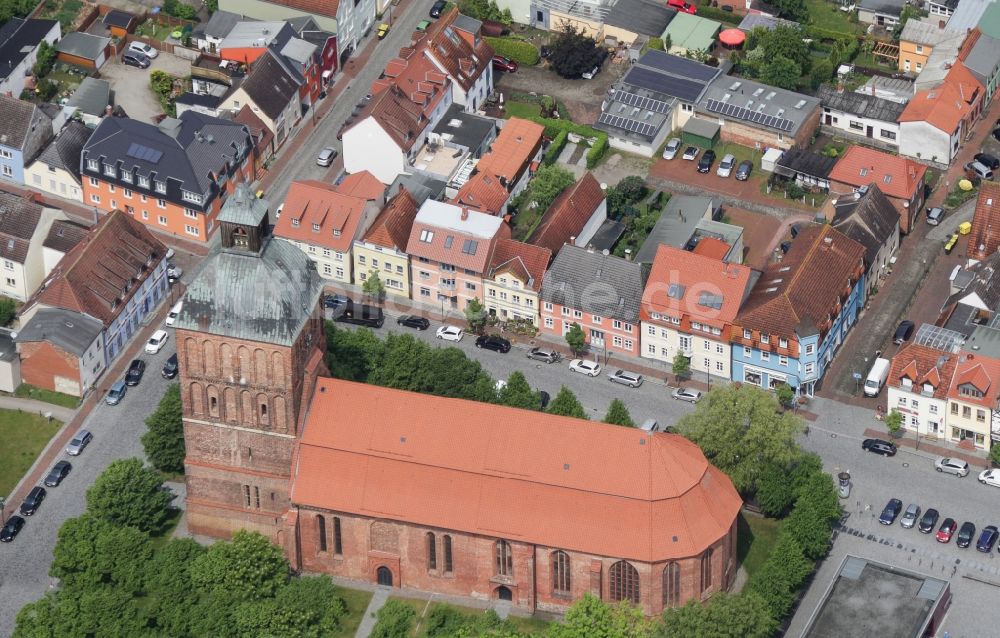 Ribnitz-Damgarten von oben - Kirchengebäude St. Marien im Altstadt- Zentrum in Ribnitz-Damgarten im Bundesland Mecklenburg-Vorpommern, Deutschland