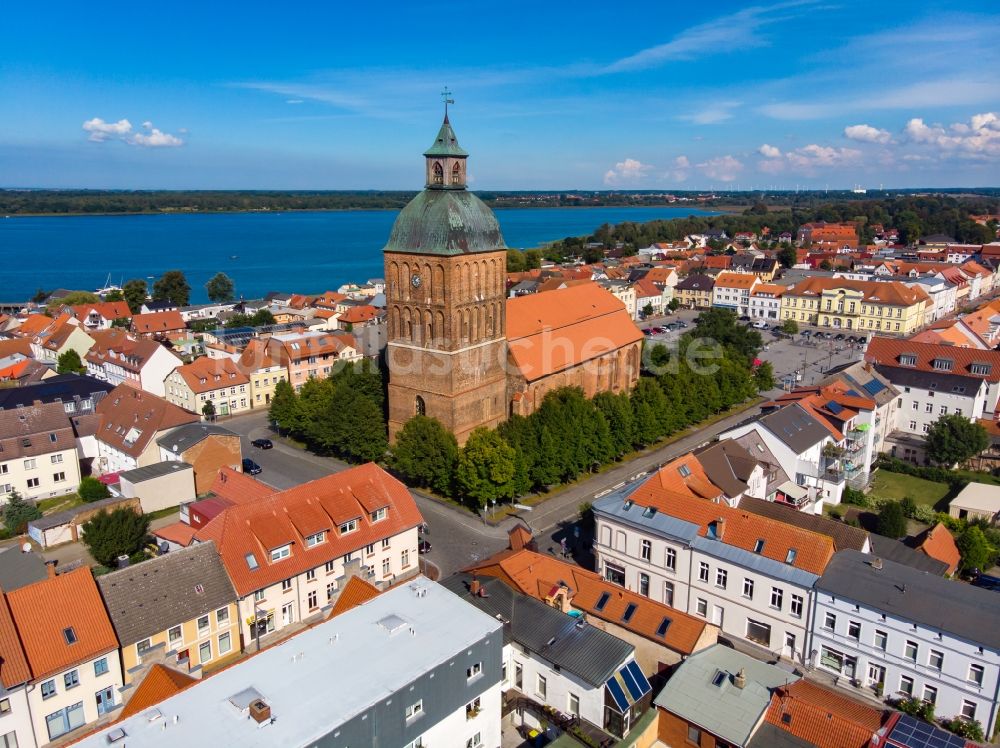 Ribnitz-Damgarten aus der Vogelperspektive: Kirchengebäude St. Marien im Altstadt- Zentrum in Ribnitz-Damgarten im Bundesland Mecklenburg-Vorpommern, Deutschland