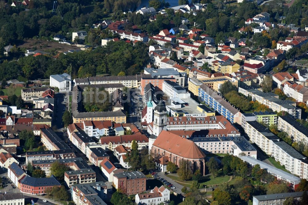 Luftaufnahme Fürstenwalde/Spree - Kirchengebäude der St. Marien-Domkantorei am Domplatz in Fürstenwalde/Spree im Bundesland Brandenburg, Deutschland