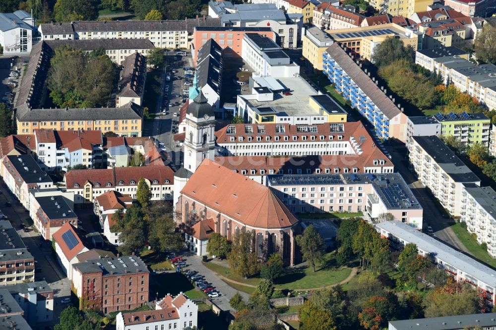 Fürstenwalde/Spree von oben - Kirchengebäude der St. Marien-Domkantorei am Domplatz in Fürstenwalde/Spree im Bundesland Brandenburg, Deutschland