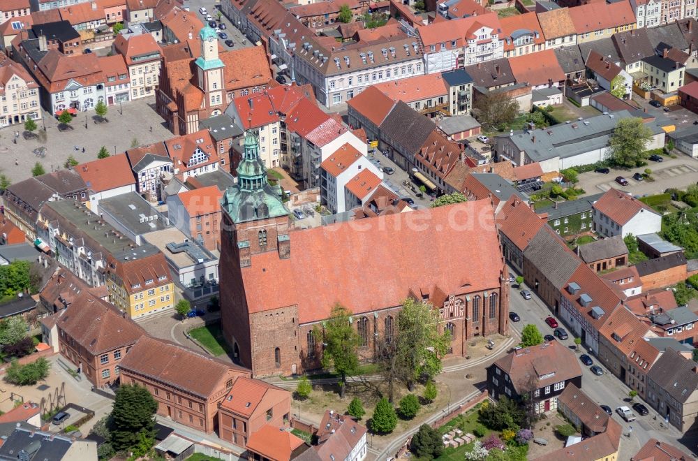 Luftbild Wittstock/Dosse - Kirchengebäude der St. Marien Kirche in Wittstock/Dosse im Bundesland Brandenburg, Deutschland