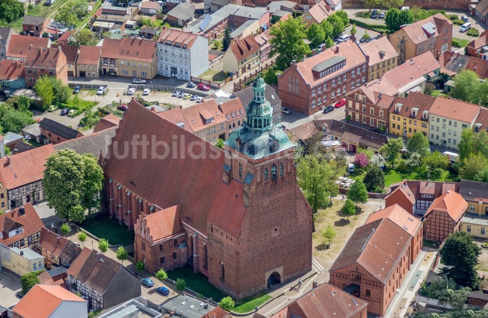 Wittstock/Dosse aus der Vogelperspektive: Kirchengebäude der St. Marien Kirche in Wittstock/Dosse im Bundesland Brandenburg, Deutschland