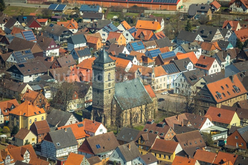 Volkmarsen von oben - Kirchengebäude der St. Marien in Volkmarsen im Bundesland Hessen, Deutschland