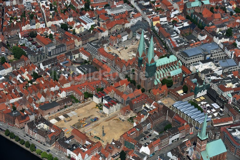 Lübeck von oben - Kirchengebäude der Marienkirche im Altstadt- Zentrum in Lübeck im Bundesland Schleswig-Holstein