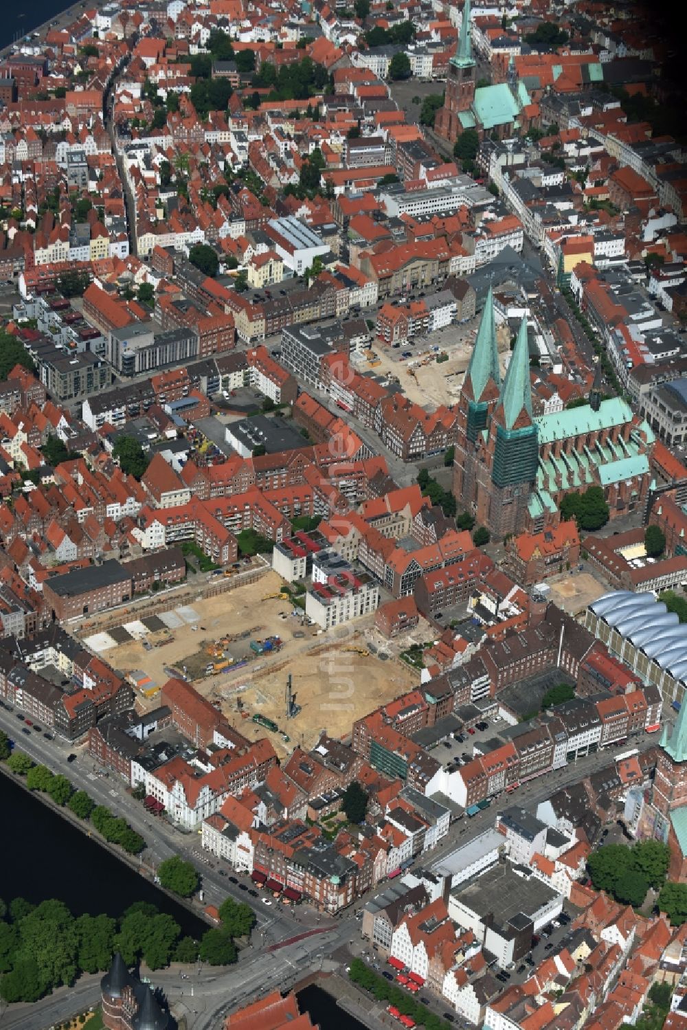 Luftbild Lübeck - Kirchengebäude der Marienkirche im Altstadt- Zentrum in Lübeck im Bundesland Schleswig-Holstein