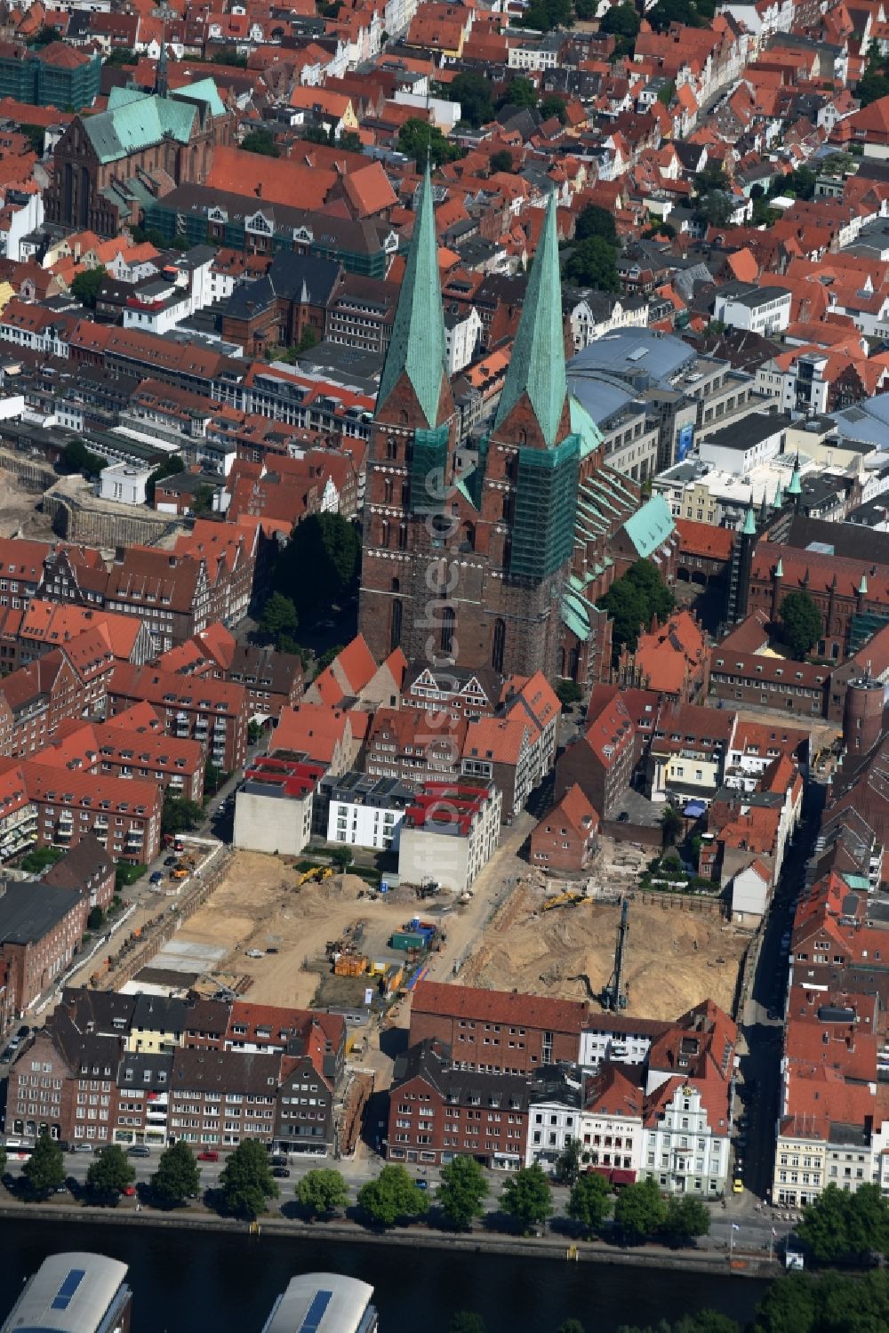 Luftbild Lübeck - Kirchengebäude der Marienkirche im Altstadt- Zentrum in Lübeck im Bundesland Schleswig-Holstein