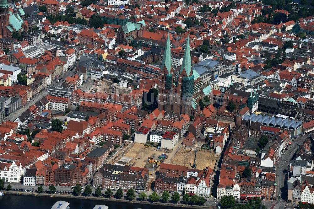 Luftaufnahme Lübeck - Kirchengebäude der Marienkirche im Altstadt- Zentrum in Lübeck im Bundesland Schleswig-Holstein