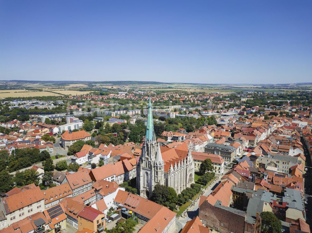 Mühlhausen von oben - Kirchengebäude der Marienkirche im Altstadt- Zentrum in Mühlhausen im Bundesland Thüringen, Deutschland