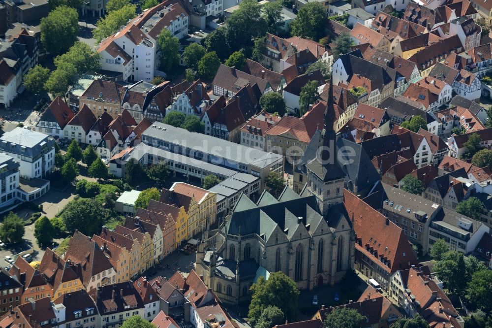 Osnabrück aus der Vogelperspektive: Kirchengebäude der Marienkirche im Altstadt- Zentrum in Osnabrück im Bundesland Niedersachsen