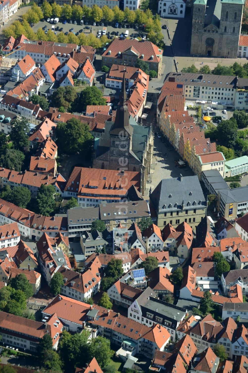 Osnabrück von oben - Kirchengebäude der Marienkirche im Altstadt- Zentrum in Osnabrück im Bundesland Niedersachsen