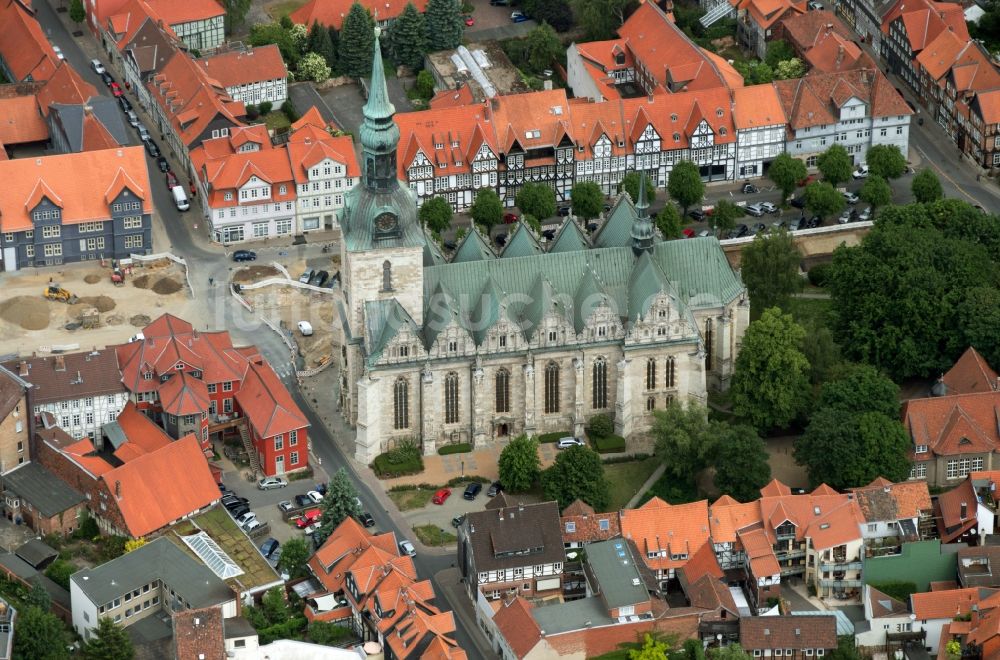 Luftaufnahme Wolfenbüttel - Kirchengebäude Marienkirche im Altstadt- Zentrum in Wolfenbüttel im Bundesland Niedersachsen