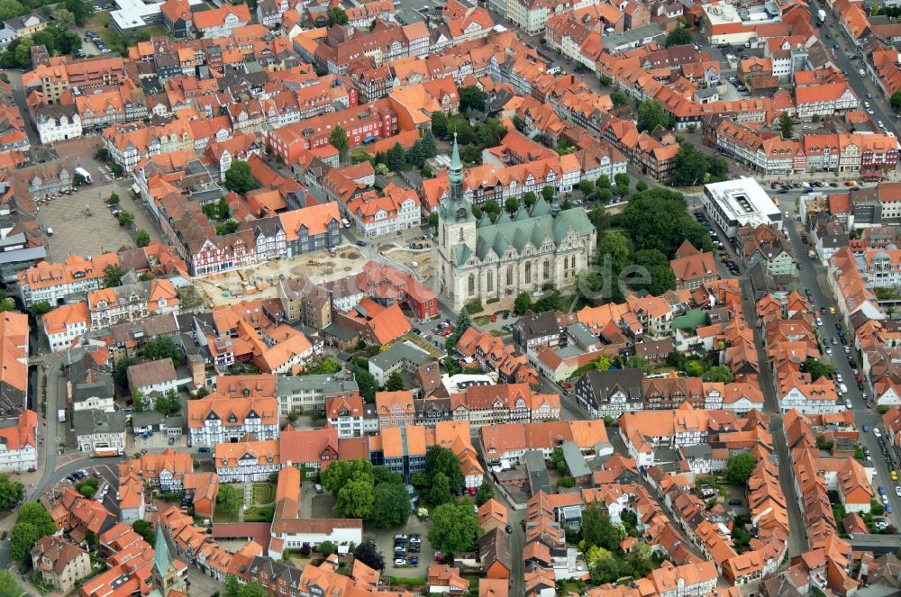 Wolfenbüttel von oben - Kirchengebäude Marienkirche im Altstadt- Zentrum in Wolfenbüttel im Bundesland Niedersachsen