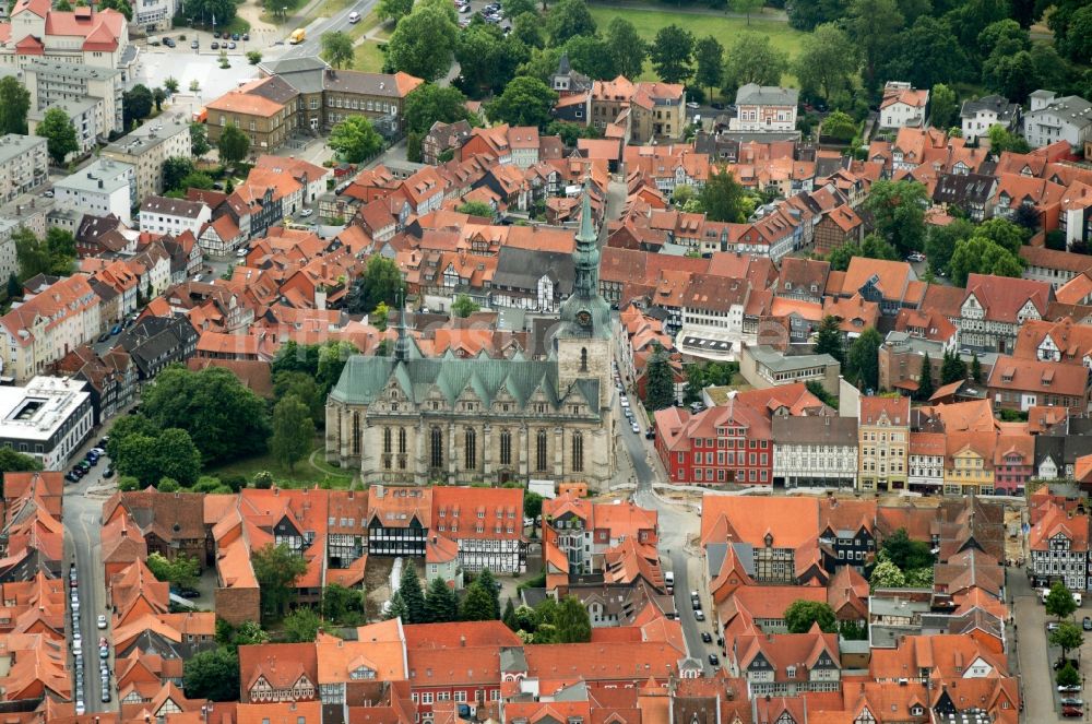 Wolfenbüttel aus der Vogelperspektive: Kirchengebäude Marienkirche im Altstadt- Zentrum in Wolfenbüttel im Bundesland Niedersachsen